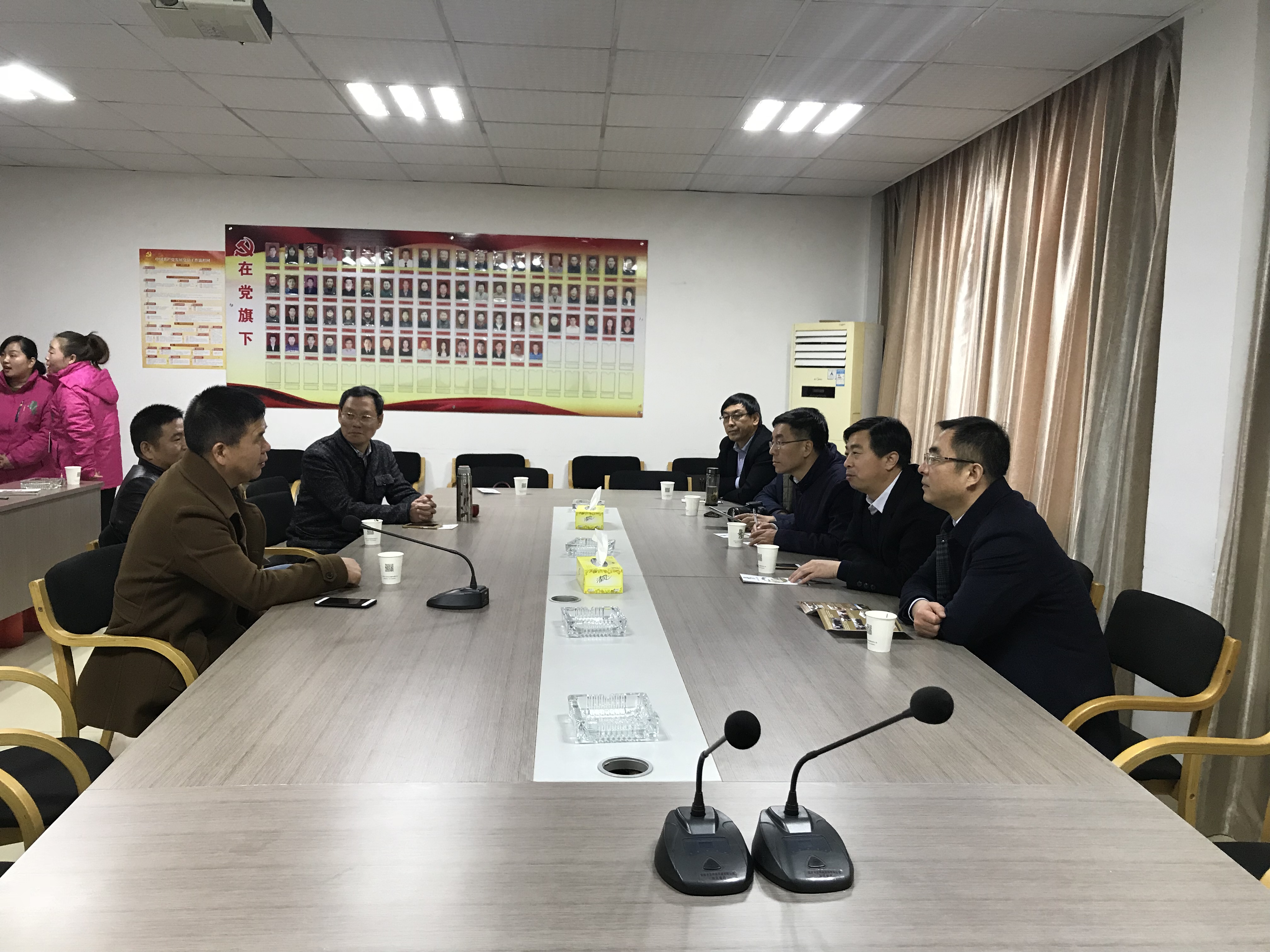 考察團(tuán)與魯家村朱仁斌書記座談